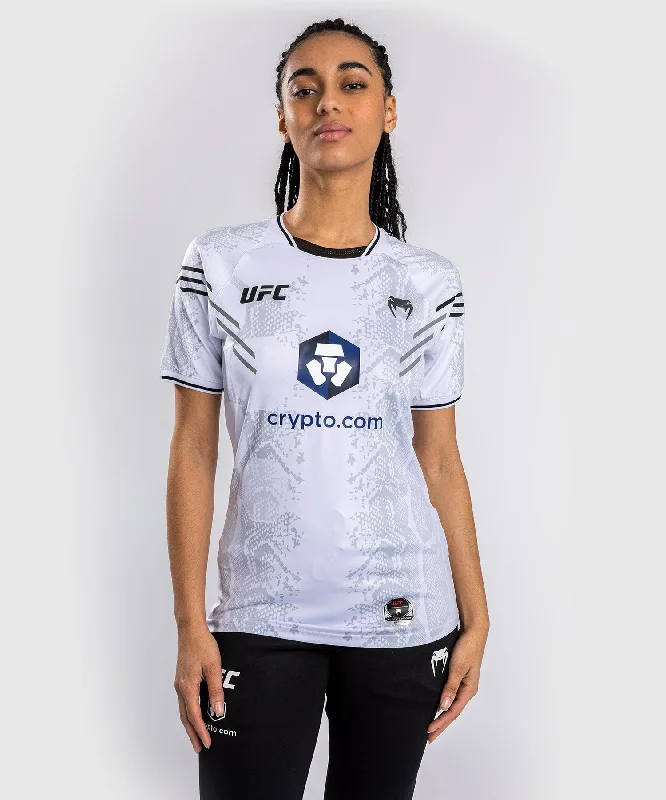 UFC Adrenaline by Venum Authentic Fight Night T-shirt Walkout para Mujer - Blanco-- Print Jacquard Patchwork UFC Adrenaline by Venum Authentic Fight Night T-shirt Walkout para Mujer - Blanco-- Print Jacquard Patchwork