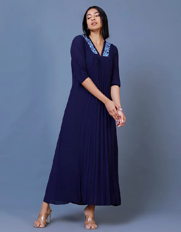 V-Neck Pleated Dress with Embroidery Tunics Solid Classic