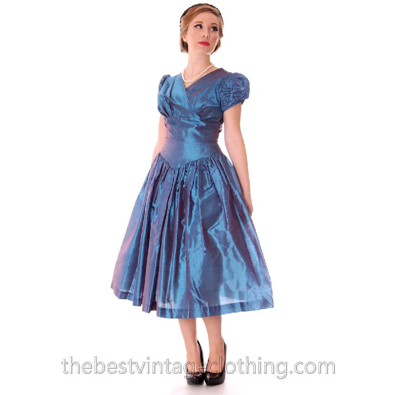 Vintage Party Dress Changeable Iridescent Blue Taffeta Full Skirt Ultra 1950s 32-24-Free Tunics Silk luxurious Vintage Party Dress Changeable Iridescent Blue Taffeta Full Skirt Ultra 1950s 32-24-Free Tunics Silk luxurious