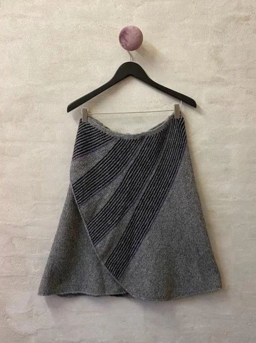 Swing skirt by Hanne Falkenberg, knitting pattern zip skirt side