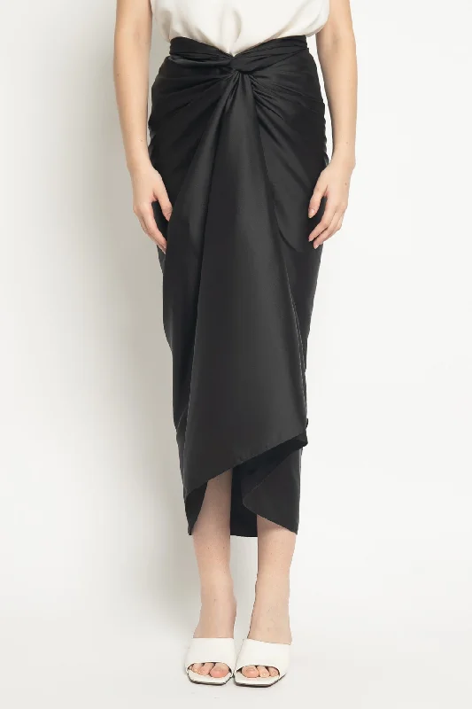 Aisyah Skirt in Black velvet skirt plush