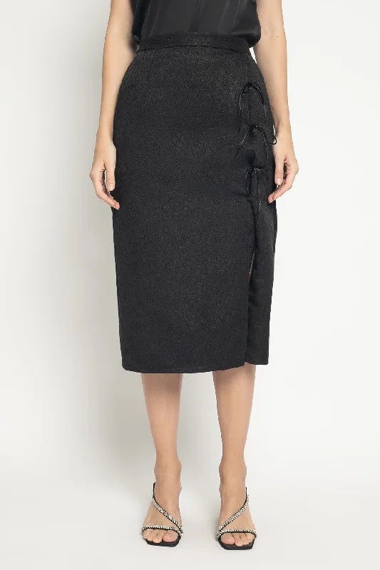 Sei Skirt in Black cashmere skirt fine