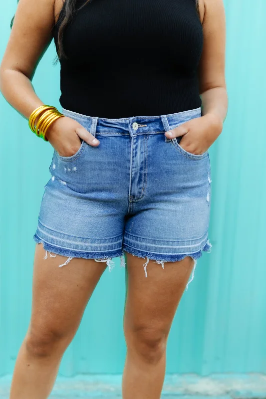 Vervet Medium Wash Figure Boyfriend Shorts