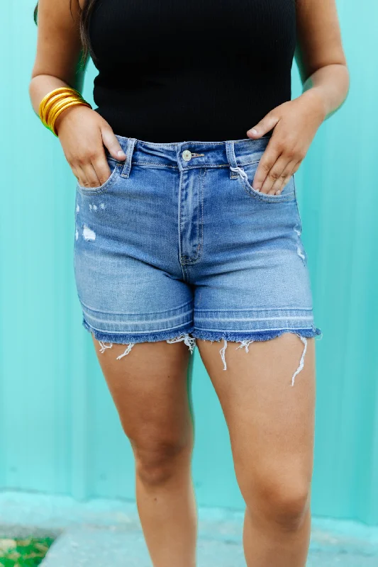 Vervet Medium Wash Figure Boyfriend Shorts